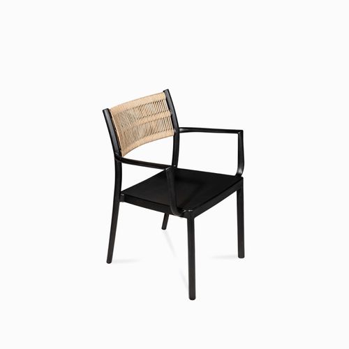 Silla brazos negra con espaldar cuerdas café