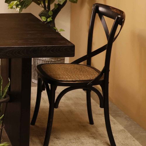 Silla negra en X tejida